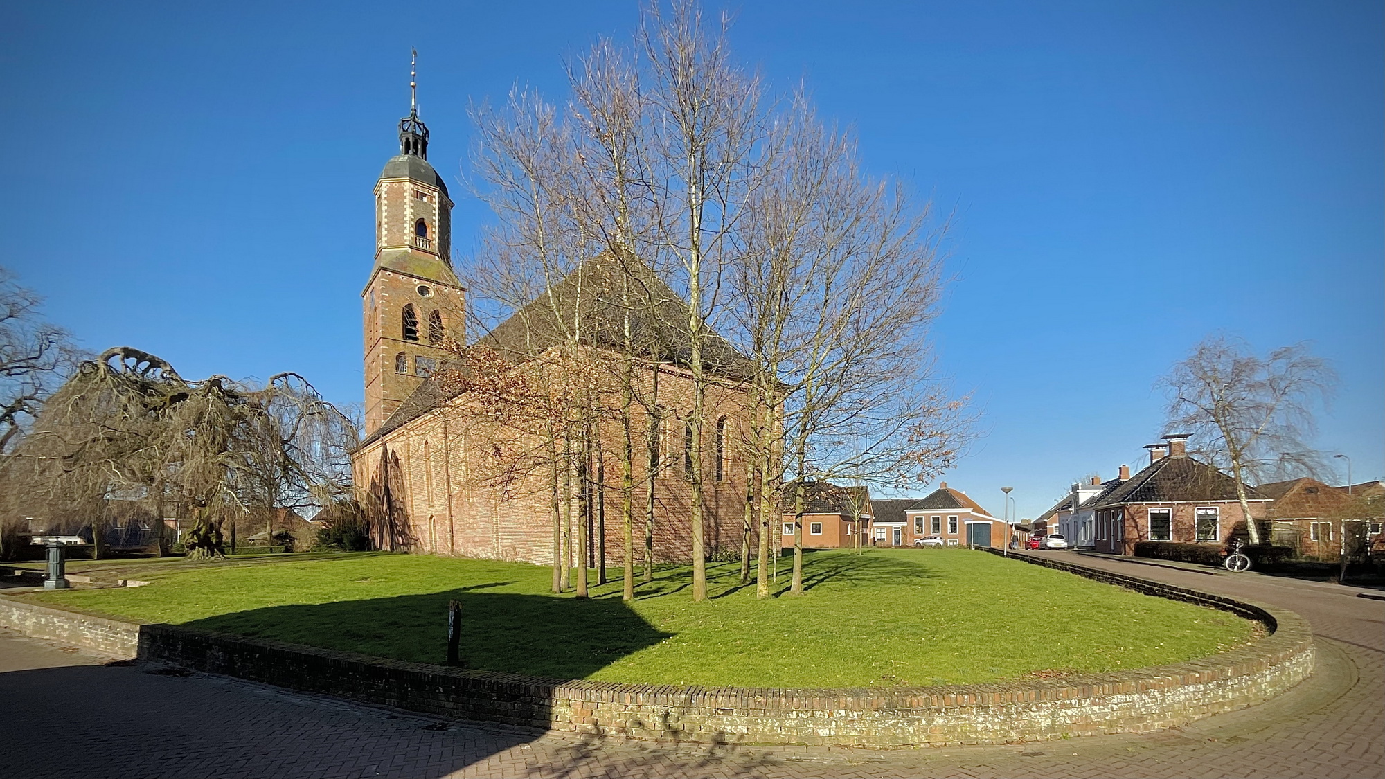 De kerk gezien vanuit het zuidoosten. Foto: ©Jur Kuipers.